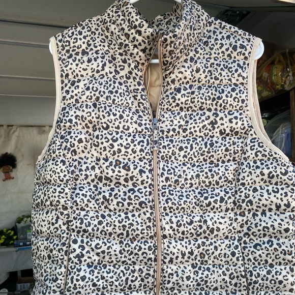 Brand new Amazon essentials cheetah puffer vest - Picture 2 of 5